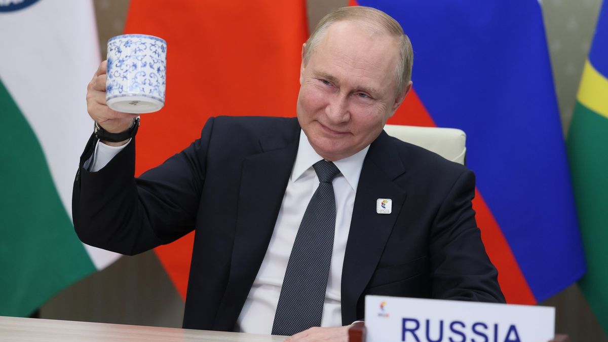 Putin a jeho parta. Poprvé od invaze jedná s předními světovými lídry